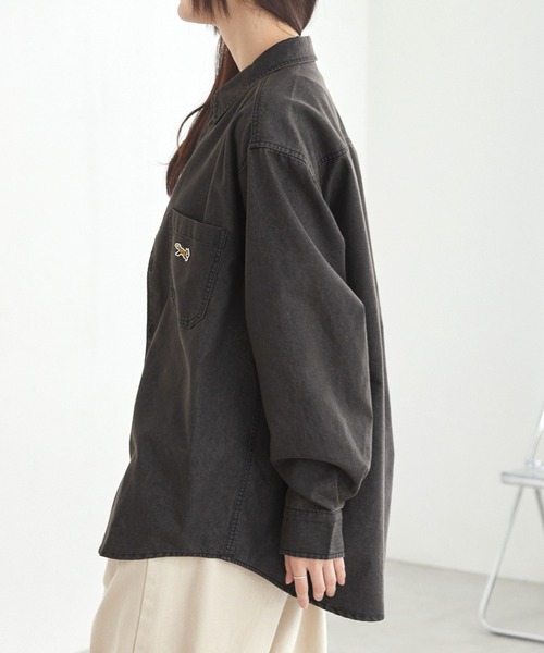 PENNEYS（ぺニーズ）の「PENNEYS/ペニーズ 別注 THE FOX ロゴ ワンポイントワッペン刺繍  ヴィンテージ加工 オーバーサイズ レギュラーカラー  デニムシャツ（シャツ/ブラウス・レディース・ネイビー/ブラック/ブルー・L/M）」の19枚目の写真