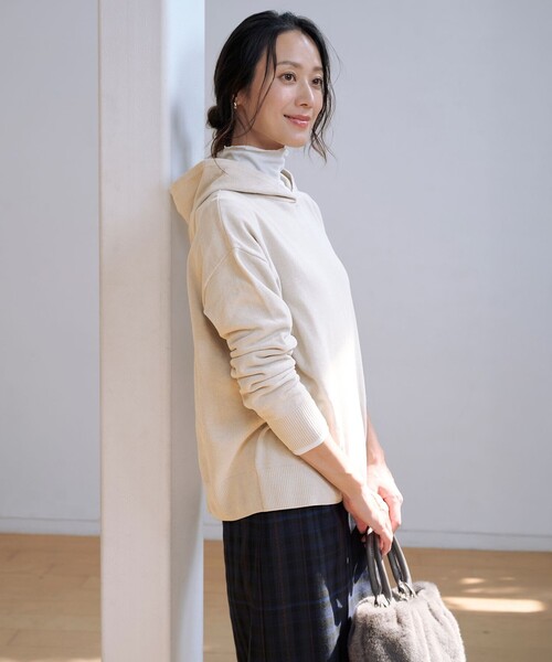 J.PRESS Ladies（J.プレス レディス）の「CHENILLE フーデッド ニット（ニット/セーター・レディース・ベージュ系/ライトグレー系/ブラック系・SMALL）」の4枚目の写真