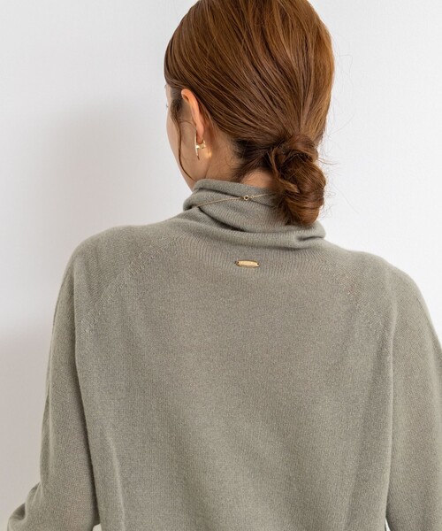 Rie Miller（リエミラー）の「PUREカシミヤタートルネックニット（ニット/セーター・レディース・ベビーピンク/サックスブルー/チャコールグレー/イエロー/ブラウン/グリーン・38）」の16枚目の写真