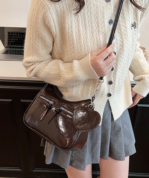 Miniministore(ミニミニストア)の「レトロショルダーバッグ ハートチャーム付(ショルダーバッグ・レディース・アイボリー/ブラック/ブラウン/キャメル/ワインレッド・FREE)」の6枚目の写真