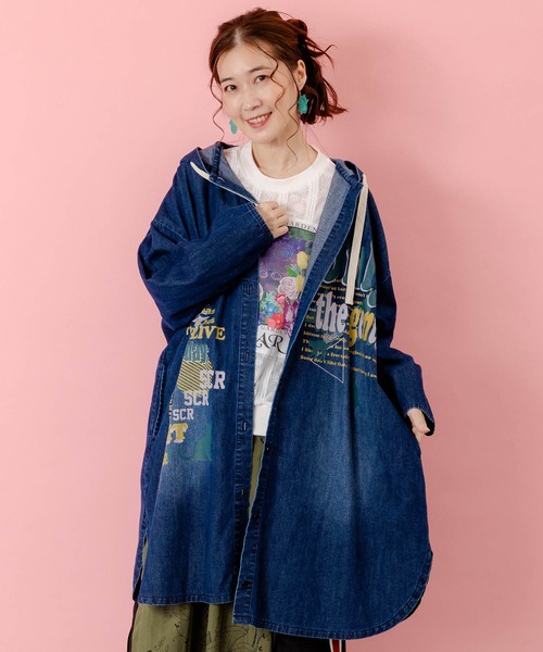 ScoLar（スカラー）の「153607：スカラーグラフィック柄デニムコート（デニムジャケット・レディース・ブルー/ネイビー・M）」の2枚目の写真