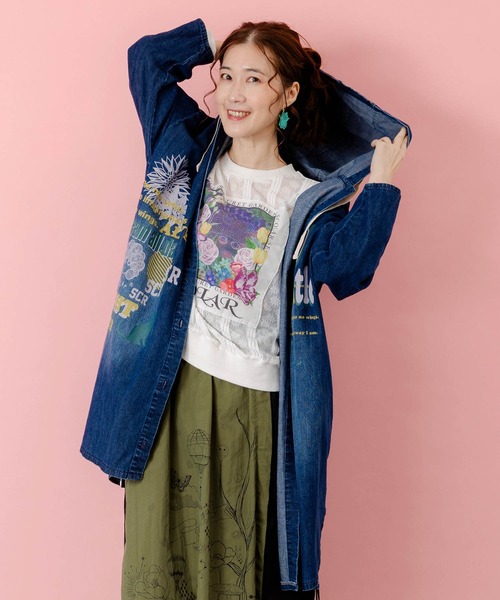 ScoLar（スカラー）の「153607：スカラーグラフィック柄デニムコート（デニムジャケット・レディース・ブルー/ネイビー・M）」の4枚目の写真