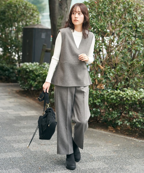 IKKA LOUNGE（イッカラウンジ）の「【2点セット】GOKU楽ペプラムジレセット（パンツドレス・レディース・ブラック/モカ/チャコール・M/L/S）」の2枚目の写真