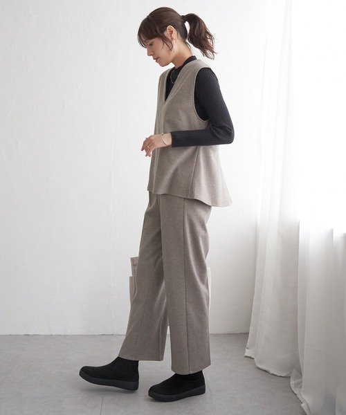 IKKA LOUNGE（イッカラウンジ）の「【2点セット】GOKU楽ペプラムジレセット（パンツドレス・レディース・ブラック/モカ/チャコール・M/L/S）」の3枚目の写真