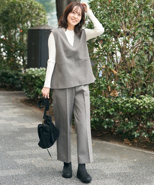 IKKA LOUNGE（イッカラウンジ）の「【2点セット】GOKU楽ペプラムジレセット（パンツドレス・レディース・ブラック/モカ/チャコール・M/L/S）」の5枚目の写真