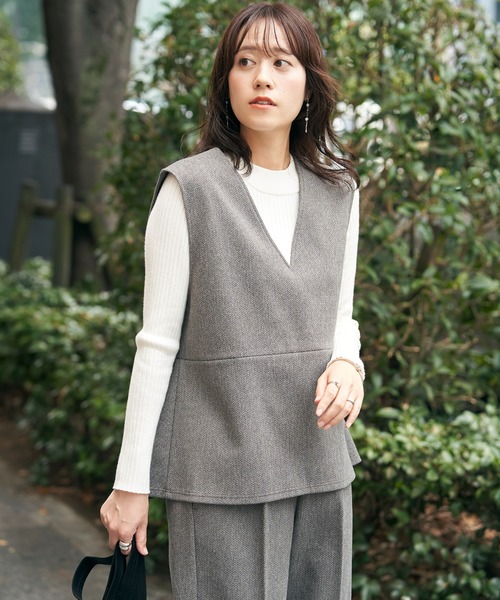 IKKA LOUNGE（イッカラウンジ）の「【2点セット】GOKU楽ペプラムジレセット（パンツドレス・レディース・ブラック/モカ/チャコール・M/L/S）」の7枚目の写真