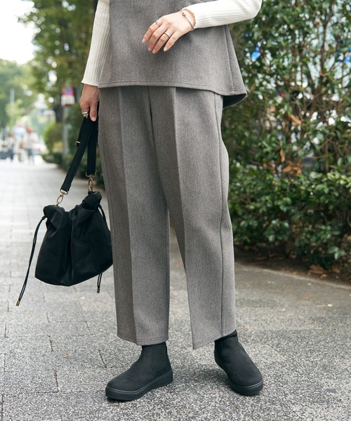 IKKA LOUNGE（イッカラウンジ）の「【2点セット】GOKU楽ペプラムジレセット（パンツドレス・レディース・ブラック/モカ/チャコール・M/L/S）」の8枚目の写真