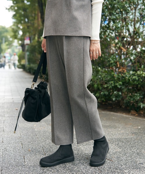 IKKA LOUNGE（イッカラウンジ）の「【2点セット】GOKU楽ペプラムジレセット（パンツドレス・レディース・ブラック/モカ/チャコール・M/L/S）」の9枚目の写真