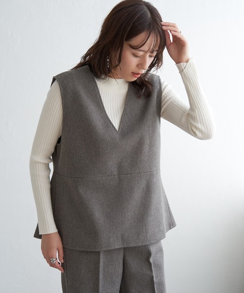 IKKA LOUNGE（イッカラウンジ）の「【2点セット】GOKU楽ペプラムジレセット（パンツドレス・レディース・ブラック/モカ/チャコール・M/L/S）」の13枚目の写真
