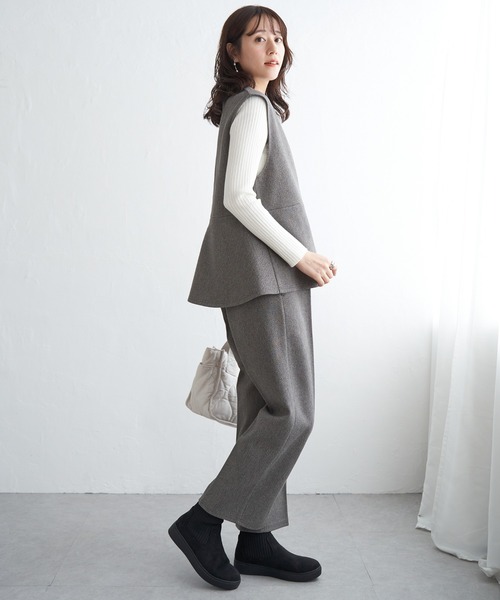 IKKA LOUNGE（イッカラウンジ）の「【2点セット】GOKU楽ペプラムジレセット（パンツドレス・レディース・ブラック/モカ/チャコール・M/L/S）」の11枚目の写真