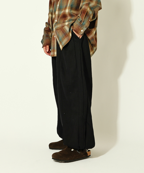 JOURNAL STANDARD（ジャーナルスタンダード）の「コントアー スウェット トラウザー パンツ（スウェットパンツ・メンズ・ブラック/チャコールグレー/ライトグレー・MEDIUM/LARGE）」の9枚目の写真