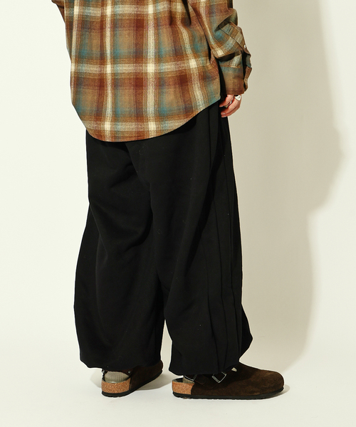 JOURNAL STANDARD（ジャーナルスタンダード）の「コントアー スウェット トラウザー パンツ（スウェットパンツ・メンズ・ブラック/チャコールグレー/ライトグレー・MEDIUM/LARGE）」の4枚目の写真