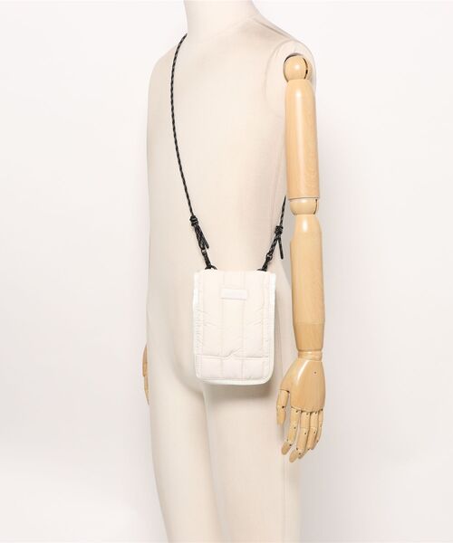 HUNTER(ハンター)の「【RES】【HUNTER】NTREPID PUFFER ESSENTIAL PHONE POUCH(ショルダーバッグ・レディース・オフホワイト/ブラック・FREE)」の9枚目の写真