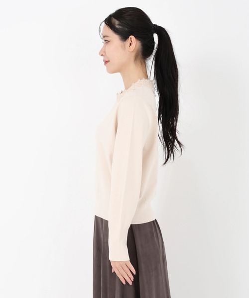 STRAWBERRY-FIELDS(ストロベリーフィールズ)の「コンフォートイネス_レース*パールネックニット(ニット/セーター・レディース・ブラック/ピンクベージュ・2)」の4枚目の写真