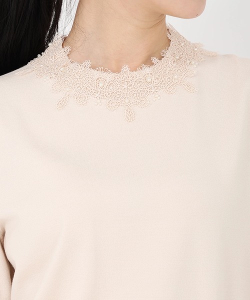 STRAWBERRY-FIELDS(ストロベリーフィールズ)の「コンフォートイネス_レース*パールネックニット(ニット/セーター・レディース・ブラック/ピンクベージュ・2)」の6枚目の写真