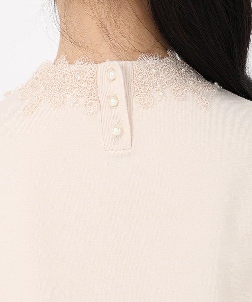 STRAWBERRY-FIELDS(ストロベリーフィールズ)の「コンフォートイネス_レース*パールネックニット(ニット/セーター・レディース・ブラック/ピンクベージュ・2)」の7枚目の写真