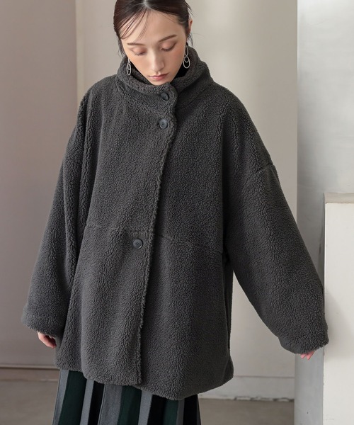 n'OrLABEL（ノアールレーベル）の「『スタンドカラーボアショートコート』（その他アウター・レディース・チャコール/モカ・FREE）」の2枚目の写真
