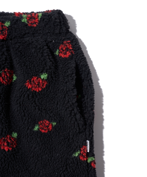 YOUHEE(ユヒ)の「ROSE PATTERN FLEECE PANTS BLACK(スウェットパンツ・レディース・その他・FREE)」の4枚目の写真
