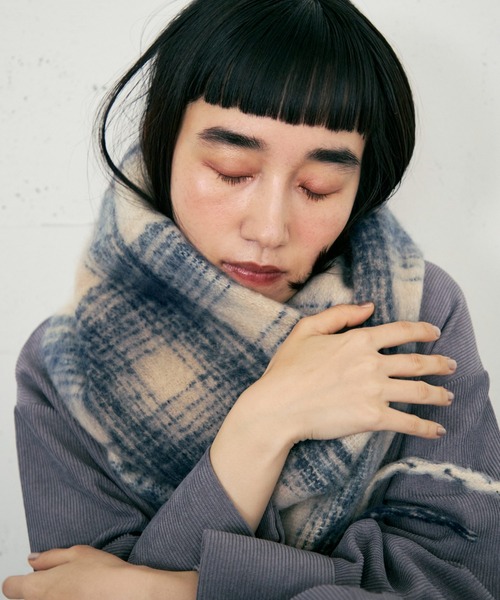 Crisp（クリスプ）の「チェックフリンジマフラー（マフラー・レディース・グリーン/アイボリー/ブルー・FREE）」の2枚目の写真
