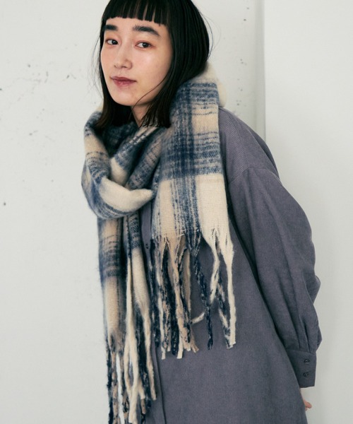 Crisp（クリスプ）の「チェックフリンジマフラー（マフラー・レディース・グリーン/アイボリー/ブルー・FREE）」の6枚目の写真