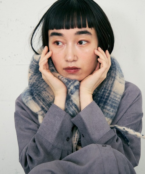 Crisp（クリスプ）の「チェックフリンジマフラー（マフラー・レディース・グリーン/アイボリー/ブルー・FREE）」の7枚目の写真