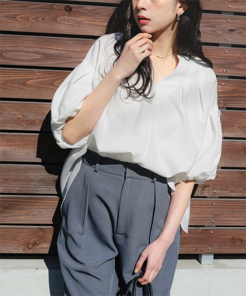 titivate（ティティベイト）の「ボリュームスリーブスキッパーブラウス（シャツ/ブラウス・レディース・クリーム/オフホワイト/ブラック・L/M/S）」の2枚目の写真