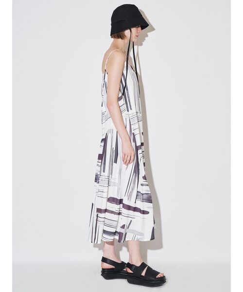 ELENDEEK（エレンディーク）の「フルイドラインキャミワンピース（ワンピース・レディース・オフホワイト/ネイビー・FREE）」の6枚目の写真