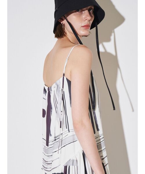 ELENDEEK（エレンディーク）の「フルイドラインキャミワンピース（ワンピース・レディース・オフホワイト/ネイビー・FREE）」の9枚目の写真