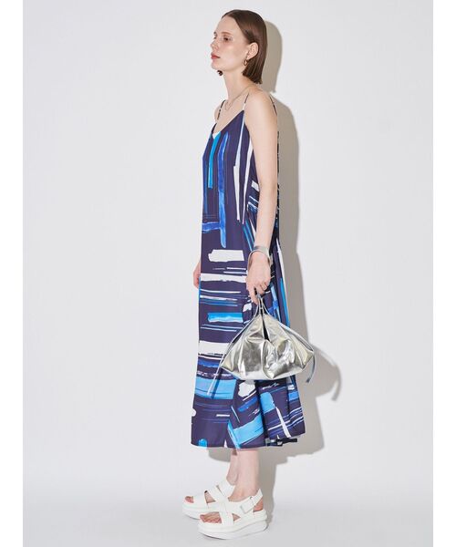 ELENDEEK（エレンディーク）の「フルイドラインキャミワンピース（ワンピース・レディース・オフホワイト/ネイビー・FREE）」の13枚目の写真