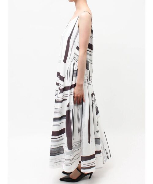 ELENDEEK（エレンディーク）の「フルイドラインキャミワンピース（ワンピース・レディース・オフホワイト/ネイビー・FREE）」の21枚目の写真