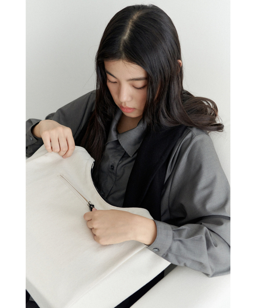 Yuje(ユジェ)の「LIBER BAG_large (3color)(ショルダーバッグ・レディース・ライトグレー/ブラック/ブラウン系その他/ライトベージュ・FREE)」の5枚目の写真