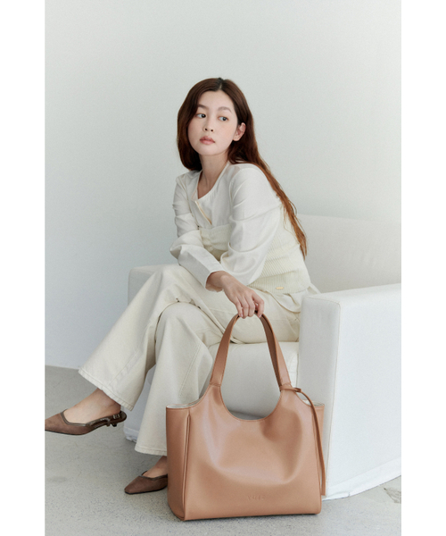 Yuje(ユジェ)の「LIBER BAG_large (3color)(ショルダーバッグ・レディース・ライトグレー/ブラック/ブラウン系その他/ライトベージュ・FREE)」の8枚目の写真