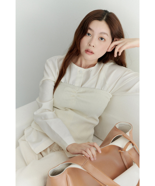Yuje(ユジェ)の「LIBER BAG_large (3color)(ショルダーバッグ・レディース・ライトグレー/ブラック/ブラウン系その他/ライトベージュ・FREE)」の9枚目の写真