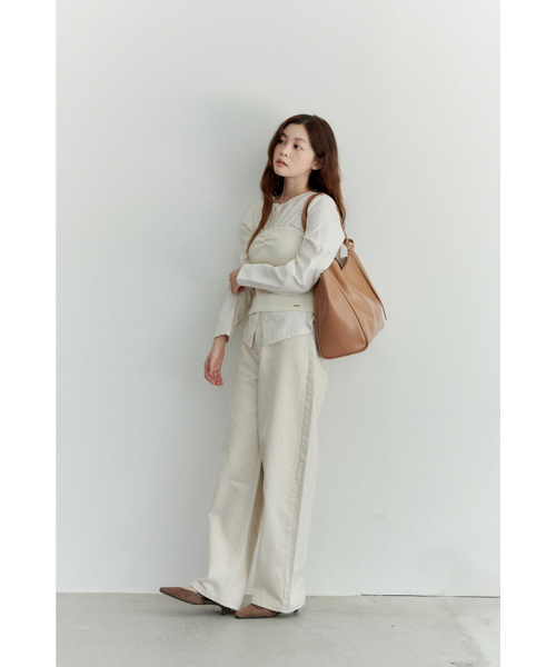 Yuje(ユジェ)の「LIBER BAG_large (3color)(ショルダーバッグ・レディース・ライトグレー/ブラック/ブラウン系その他/ライトベージュ・FREE)」の11枚目の写真