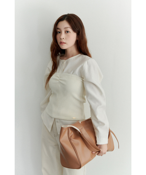 Yuje(ユジェ)の「LIBER BAG_large (3color)(ショルダーバッグ・レディース・ライトグレー/ブラック/ブラウン系その他/ライトベージュ・FREE)」の13枚目の写真