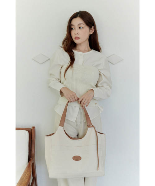 Yuje(ユジェ)の「LIBER BAG_large (3color)(ショルダーバッグ・レディース・ライトグレー/ブラック/ブラウン系その他/ライトベージュ・FREE)」の14枚目の写真