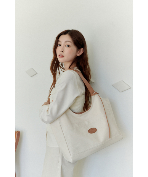 Yuje(ユジェ)の「LIBER BAG_large (3color)(ショルダーバッグ・レディース・ライトグレー/ブラック/ブラウン系その他/ライトベージュ・FREE)」の16枚目の写真
