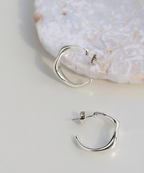 PHILIPPE AUDIBERT(フィリップ オーディベール)の「【PHILIPPE AUDIBERT】Elrose earring brass s(ピアス(両耳用)・レディース・シルバー・FREE)」の2枚目の写真