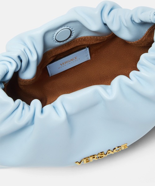 VERSACE（ヴェルサーチ）の「ヴェルサーチェ タグ ナッパ ミニバッグ（ハンドバッグ・レディース・ブラック/ライトブルー・ONE SIZE）」の6枚目の写真