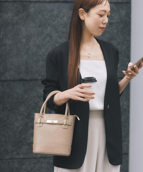 URBAN RESEARCH ROSSO WOMEN(アーバンリサーチ ロッソ)の「ストレッチツイルノーカラージャケット(ノーカラージャケット・レディース・ライトベージュ/ブラック・38/36)」の2枚目の写真