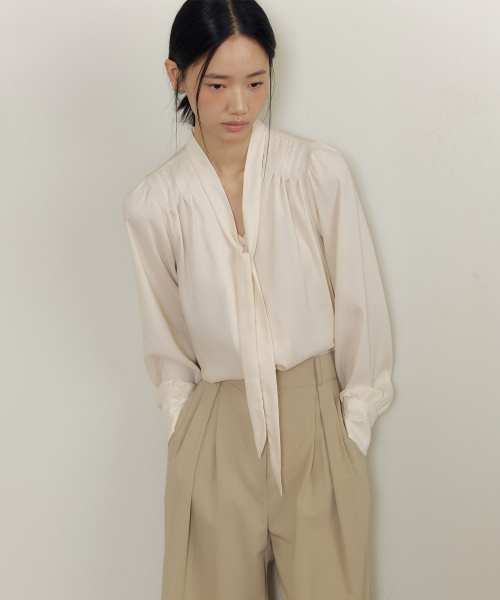 LUCIR ZU(ルシールズ)の「Soft Drape Tie-Neck V-Blouse (cream)(シャツ/ブラウス・レディース・その他・FREE)」の2枚目の写真