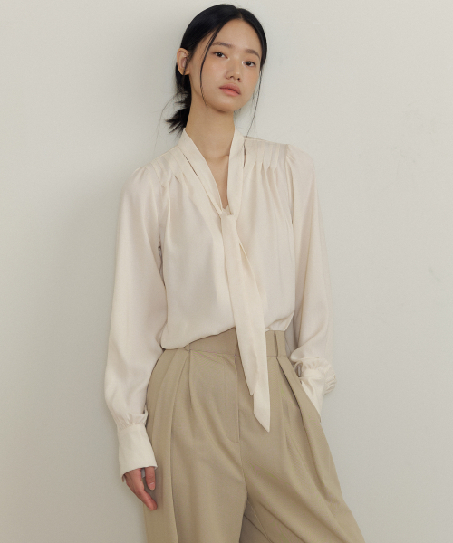 LUCIR ZU(ルシールズ)の「Soft Drape Tie-Neck V-Blouse (cream)(シャツ/ブラウス・レディース・その他・FREE)」の3枚目の写真