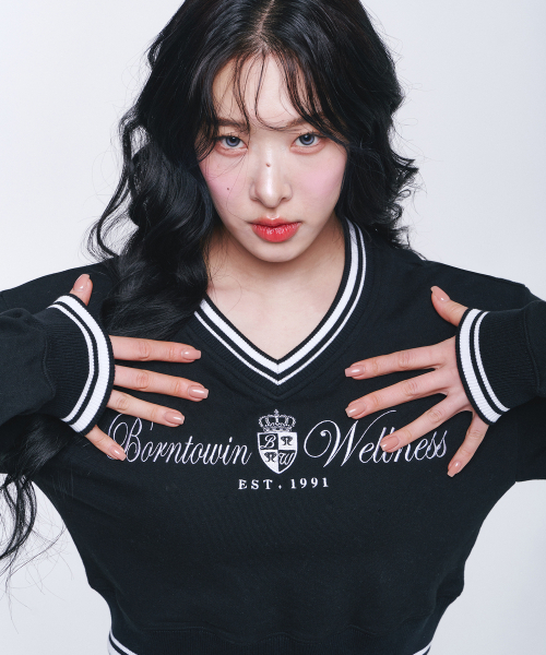 BORN TO WIN（ボーントゥウィン）の「W WELLNESS V-NECK CROP SWEATSHIRTS [BLACK]（スウェット・レディース・その他・1/2）」の3枚目の写真