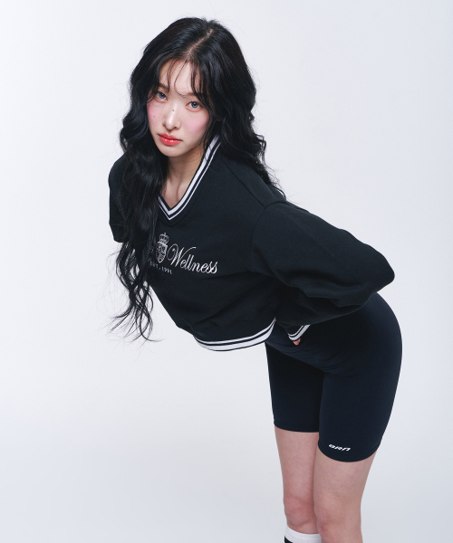 BORN TO WIN（ボーントゥウィン）の「W WELLNESS V-NECK CROP SWEATSHIRTS [BLACK]（スウェット・レディース・その他・1/2）」の4枚目の写真