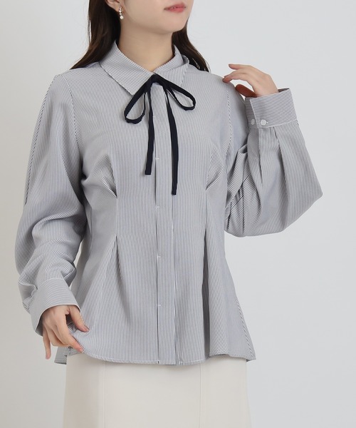 ASTORIA ODIER（アストリアオディール）の「ストライプ配色リボンペプラムブラウス（シャツ/ブラウス・レディース・ホワイト×ブラック/ホワイト×ブルー・MEDIUM）」の2枚目の写真