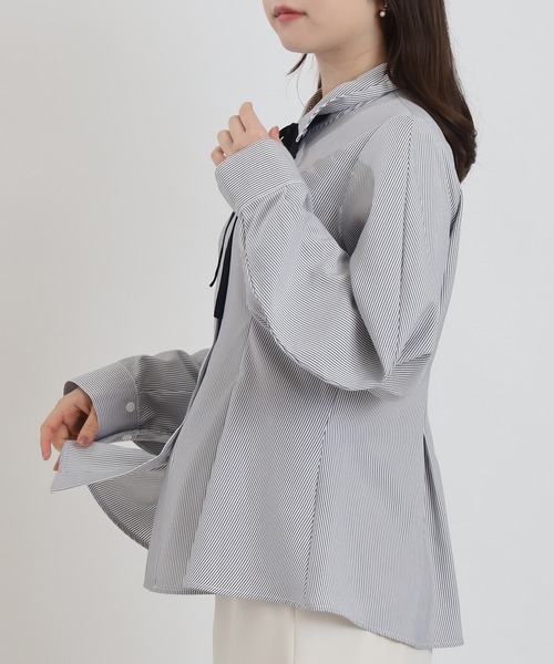 ASTORIA ODIER（アストリアオディール）の「ストライプ配色リボンペプラムブラウス（シャツ/ブラウス・レディース・ホワイト×ブラック/ホワイト×ブルー・MEDIUM）」の11枚目の写真