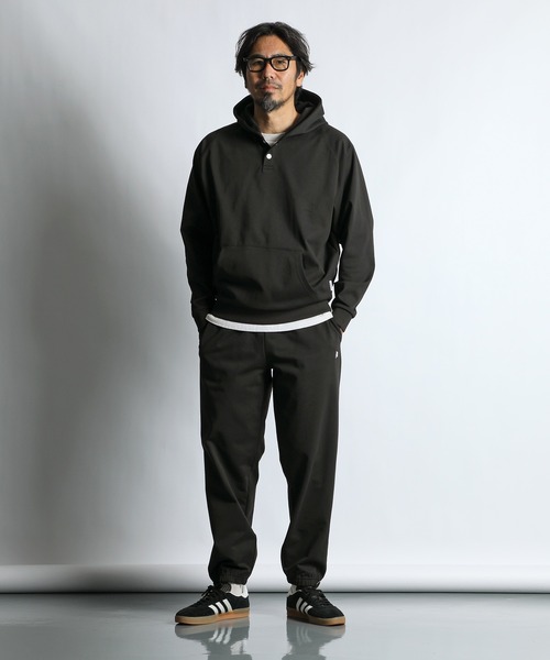 The DUFFER of ST.GEORGE（ザダファーオブセントジョージ）の「「AIR FLEX」SETUP HENLEY HOODIE：機能素材 「エアフレックス」セットアップ ヘンリー パーカー（パーカー・メンズ・グレイッシュベージュ/ブラック・X-LARGE/LARGE/MEDIUM/SMALL）」の8枚目の写真