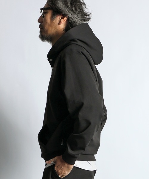 The DUFFER of ST.GEORGE（ザダファーオブセントジョージ）の「「AIR FLEX」SETUP HENLEY HOODIE：機能素材 「エアフレックス」セットアップ ヘンリー パーカー（パーカー・メンズ・グレイッシュベージュ/ブラック・X-LARGE/LARGE/MEDIUM/SMALL）」の11枚目の写真