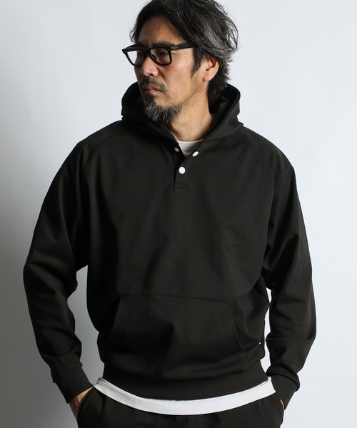 The DUFFER of ST.GEORGE（ザダファーオブセントジョージ）の「「AIR FLEX」SETUP HENLEY HOODIE：機能素材 「エアフレックス」セットアップ ヘンリー パーカー（パーカー・メンズ・グレイッシュベージュ/ブラック・X-LARGE/LARGE/MEDIUM/SMALL）」の14枚目の写真