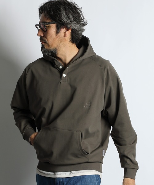 The DUFFER of ST.GEORGE（ザダファーオブセントジョージ）の「「AIR FLEX」SETUP HENLEY HOODIE：機能素材 「エアフレックス」セットアップ ヘンリー パーカー（パーカー・メンズ・グレイッシュベージュ/ブラック・X-LARGE/LARGE/MEDIUM/SMALL）」の9枚目の写真